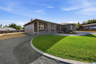 Beautiful custom home with those amazing mountain views to enjoy - photo 45