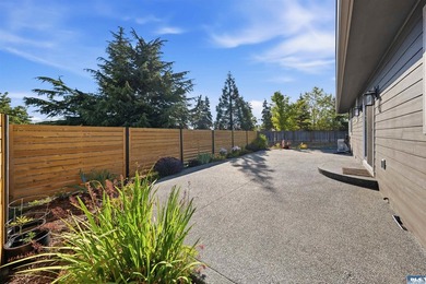 Beautiful custom home with those amazing mountain views to enjoy - photo 46