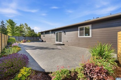 Beautiful custom home with those amazing mountain views to enjoy - photo 47