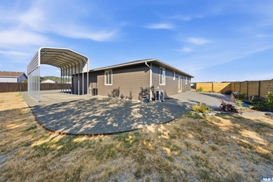 Beautiful custom home with those amazing mountain views to enjoy - photo 48