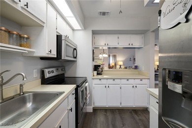 Location! Location! Location! This TURNKEY beautiful 2 bedroom 2 - photo 10