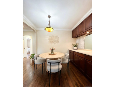 Stunning huge two bedrooms coop garden apartment in the heart of - photo 10