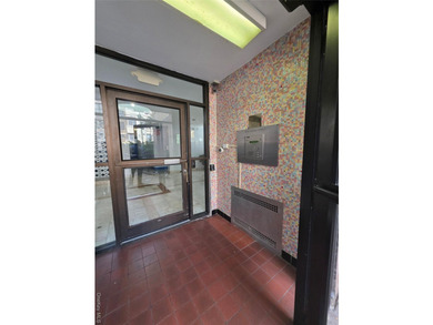 Welcome to this stunning 2 Bed room Co-Op in the Heart of the - photo 2
