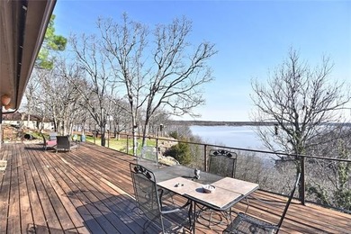 A stunning lake view welcome's you the moment you step inside - photo 2