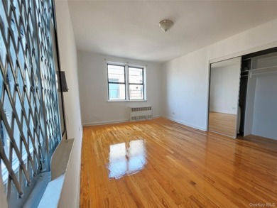 Welcome to this stunning 2 Bed room Co-Op in the Heart of the - photo 6