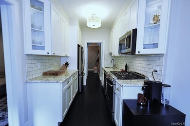 Elegant & spacious prewar 2 bed, 2 bath corner unit in The - photo 14