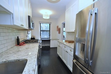 Elegant & spacious prewar 2 bed, 2 bath corner unit in The - photo 15