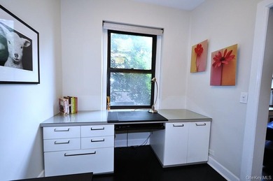Elegant & spacious prewar 2 bed, 2 bath corner unit in The - photo 16
