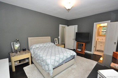 Elegant & spacious prewar 2 bed, 2 bath corner unit in The - photo 18
