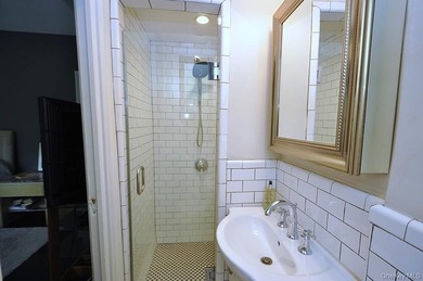Elegant & spacious prewar 2 bed, 2 bath corner unit in The - photo 23