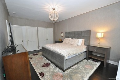 Elegant & spacious prewar 2 bed, 2 bath corner unit in The - photo 25