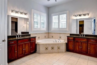 Versatile, Spacious, Move-In Ready - With NO HOA in the heart of - photo 25