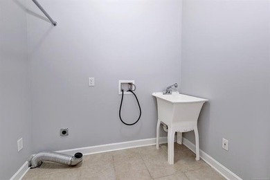 Versatile, Spacious, Move-In Ready - With NO HOA in the heart of - photo 34