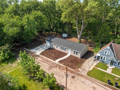 Little Lake Butte des Morts Home For Sale in Neenah Wisconsin