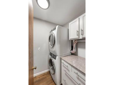Welcome to this bright and inviting 2 bed, 2 bath, third-floor - photo 7