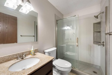 Welcome to this bright and inviting 2 bed, 2 bath, third-floor - photo 8