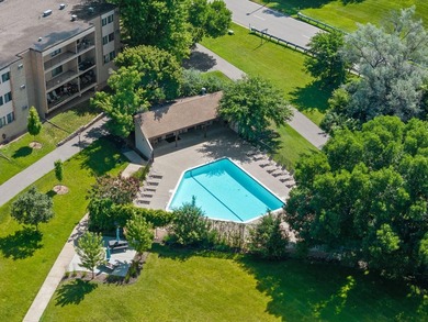 Welcome to this bright and inviting 2 bed, 2 bath, third-floor - photo 9