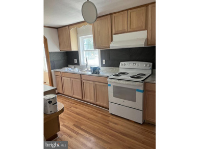 This completely remodeled home features 3 Spacious bed- rooms, 2 - photo 23