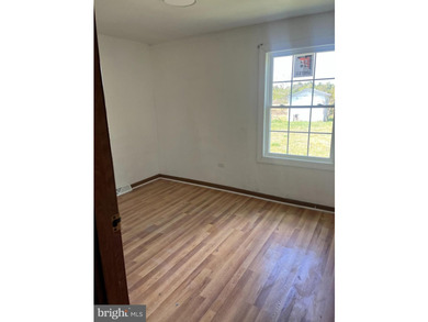 This completely remodeled home features 3 Spacious bed- rooms, 2 - photo 26