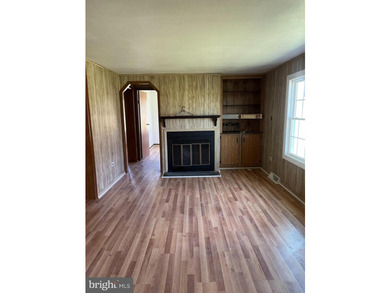 This completely remodeled home features 3 Spacious bed- rooms, 2 - photo 29