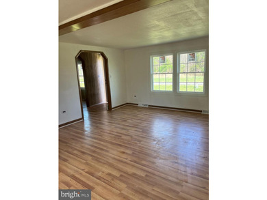 This completely remodeled home features 3 Spacious bed- rooms, 2 - photo 31
