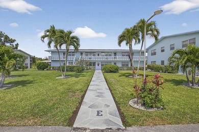 Welcome to this beautifully maintained 1-bedroom, 1.5-bath - photo 2