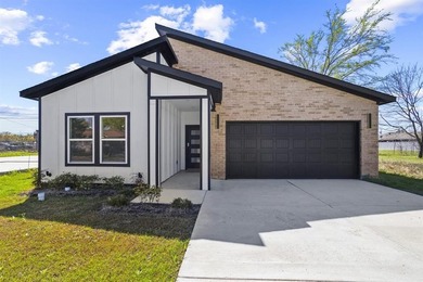 Cedar Creek Lake Home For Sale in Gun Barrel City Texas