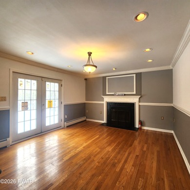 Beautifully Maintained & Spacious Colonial on a Private - photo 11