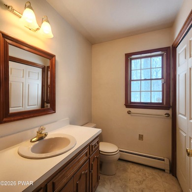 Beautifully Maintained & Spacious Colonial on a Private - photo 13