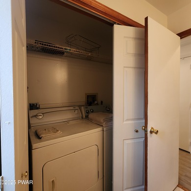 Beautifully Maintained & Spacious Colonial on a Private - photo 14