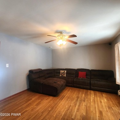 Beautifully Maintained & Spacious Colonial on a Private - photo 15