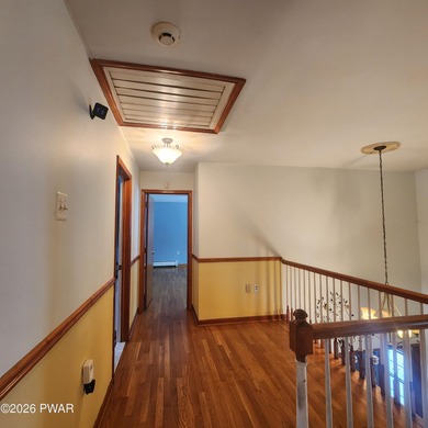 Beautifully Maintained & Spacious Colonial on a Private - photo 16
