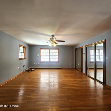 Beautifully Maintained & Spacious Colonial on a Private - photo 17