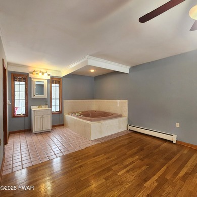 Beautifully Maintained & Spacious Colonial on a Private - photo 18
