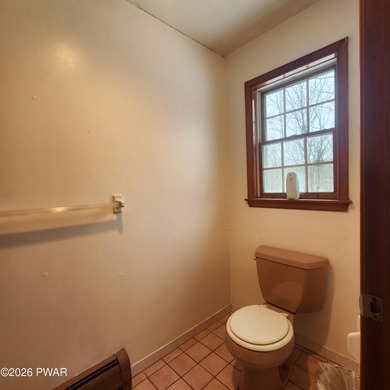 Beautifully Maintained & Spacious Colonial on a Private - photo 19