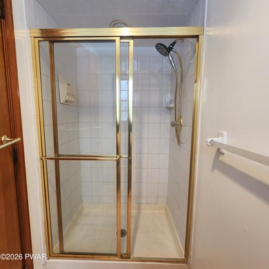 Beautifully Maintained & Spacious Colonial on a Private - photo 20