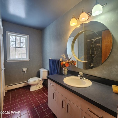 Beautifully Maintained & Spacious Colonial on a Private - photo 23