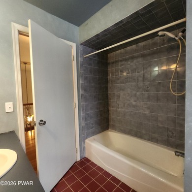 Beautifully Maintained & Spacious Colonial on a Private - photo 24