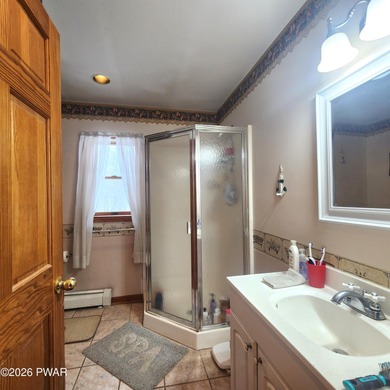 Beautifully Maintained & Spacious Colonial on a Private - photo 28