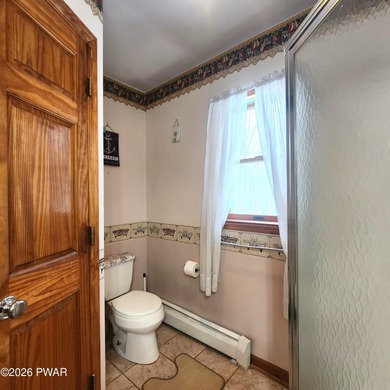 Beautifully Maintained & Spacious Colonial on a Private - photo 29