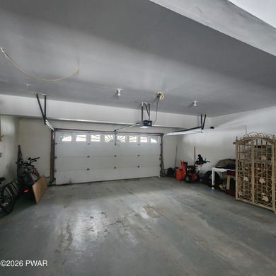 Beautifully Maintained & Spacious Colonial on a Private - photo 36