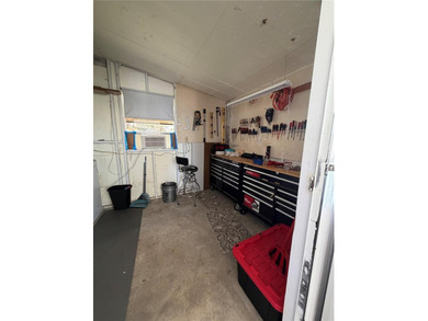 Welcome to easy Florida living in this charming 55+ manufactured - photo 3