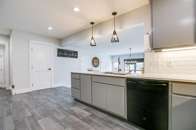 Completely remodeled 3-bedroom, 3-bathroom lake house offering - photo 12