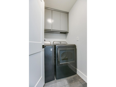 Completely remodeled 3-bedroom, 3-bathroom lake house offering - photo 18