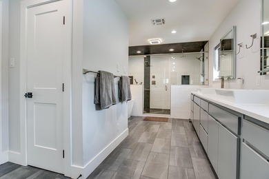 Completely remodeled 3-bedroom, 3-bathroom lake house offering - photo 29