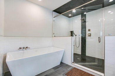 Completely remodeled 3-bedroom, 3-bathroom lake house offering - photo 30