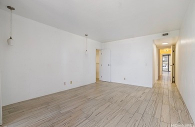 PRICE REDUCED!!! VERY MOTIVATED SELLER, SAYS BRING IN AN - photo 7