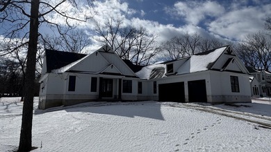 Upper Straits Lake Home For Sale in Orchard Lake Michigan