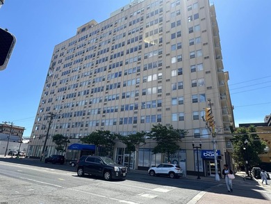 Corner unit with OCEAN AND BAY VIEWS!! Sit on your balcony and - photo 1