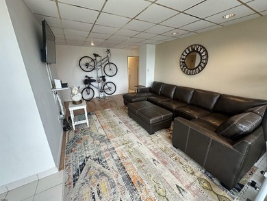 Corner unit with OCEAN AND BAY VIEWS!! Sit on your balcony and - photo 5